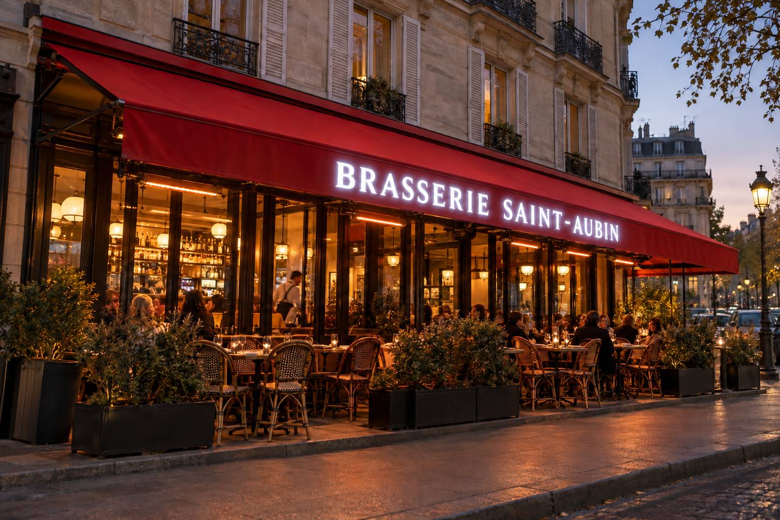 Store banne personnalisé avec lambrequin lumineux sur la terrasse d'une brasserie