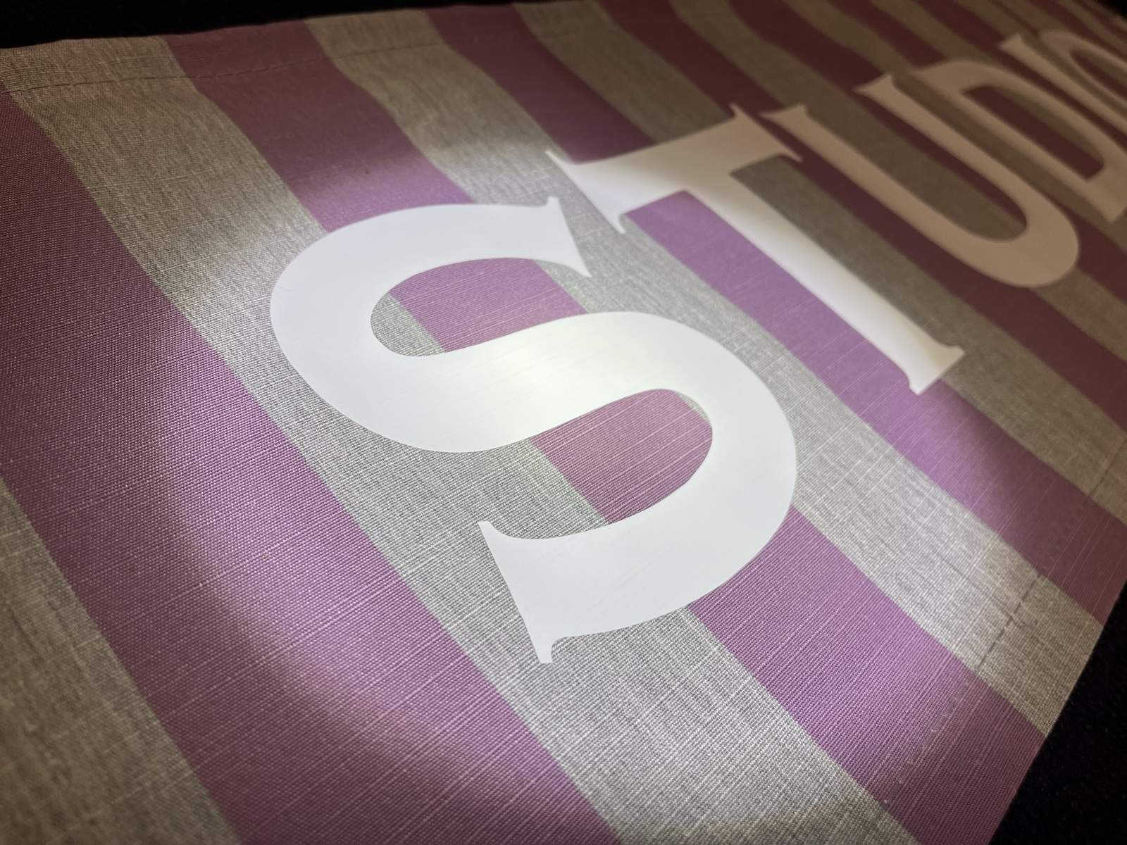 Toile de store rayée personnalisée avec lettres blanches floquées