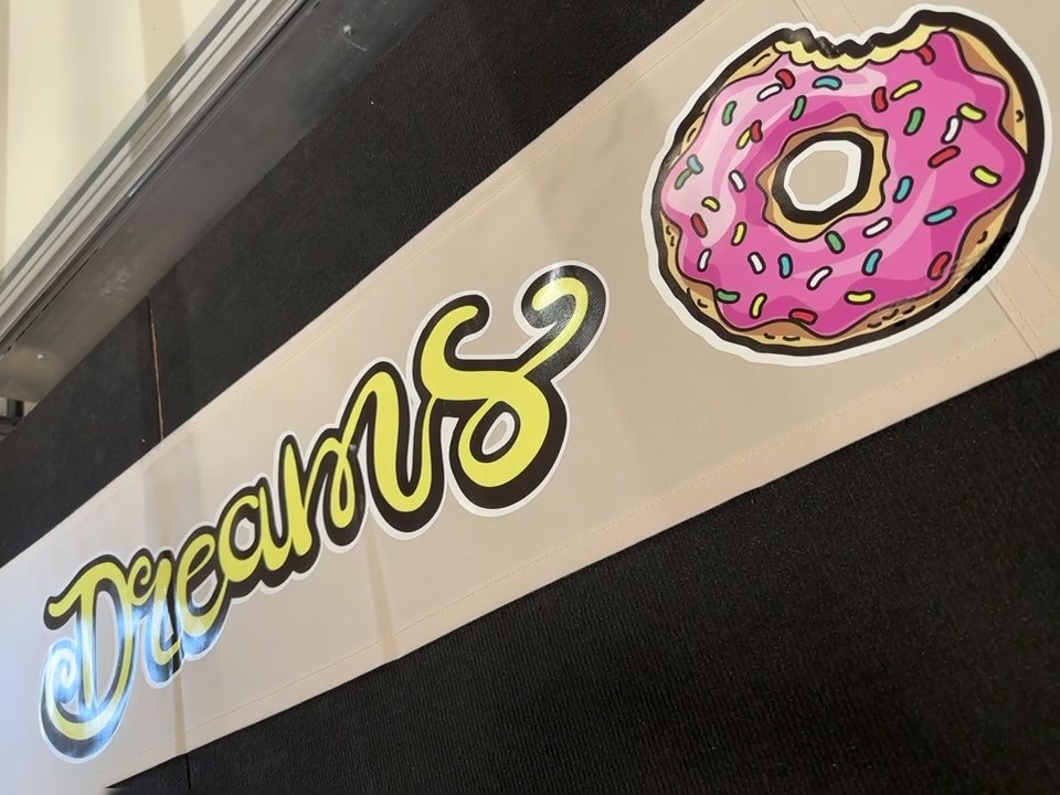 Marquage sur lambrequin par impression numérique : texte et illustration de donut en couleurs sur toile beige